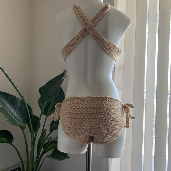 Bikini top and bikini bottom. Neutral colour. - Picture 2 of 2